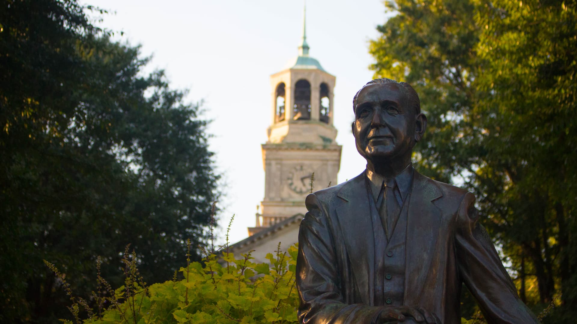 Beeson statue and Davis Library