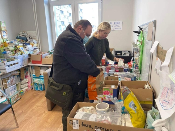 Oleg Turlac delivering medical supplies and hygiene items to the Ukrainian refugee help center in Warsaw, Poland