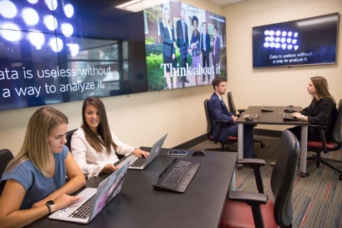 students in analytics lab SD03196080