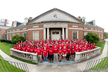 DeansNews_2016_1L_service_group_picture_in_front_of_Robinson