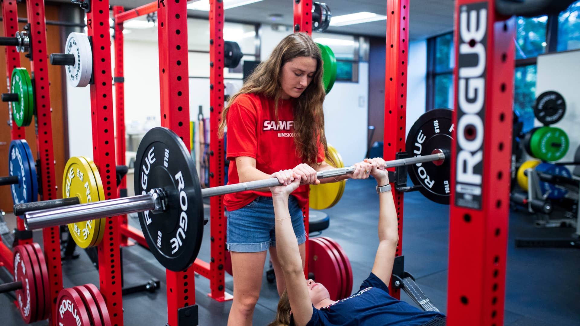 female students weight training SD1020754