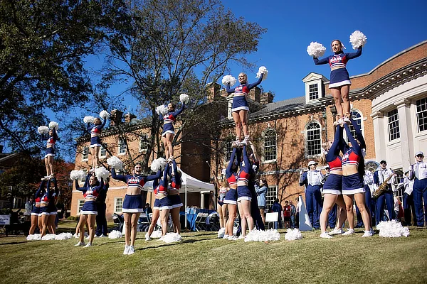 Samford Cheerleaders In The Quad