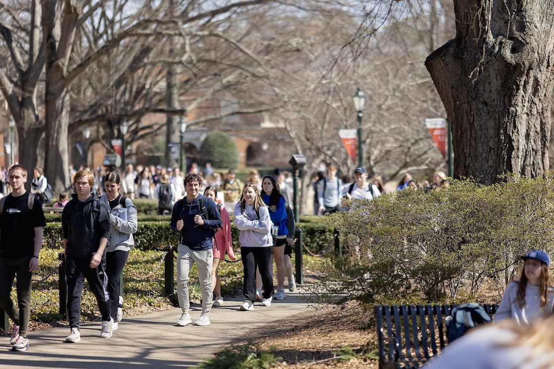 Samford-students-walk-through-the-Quad.jpg