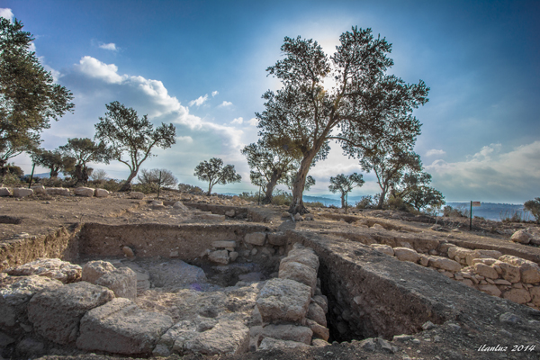 The Shikhin archaeological site (photo by Ilanluz)