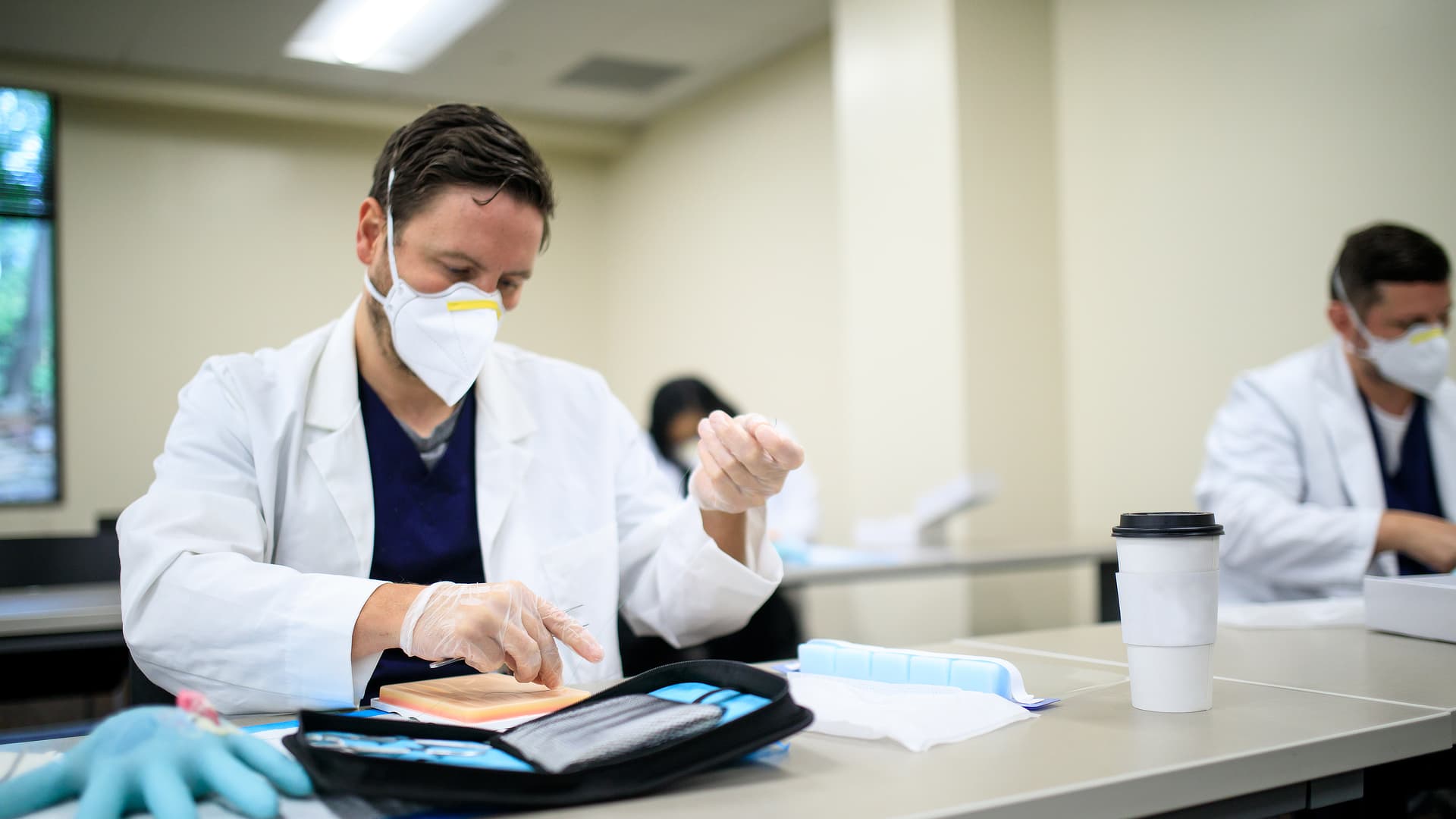 masked male nursing student experimenting SD08200749