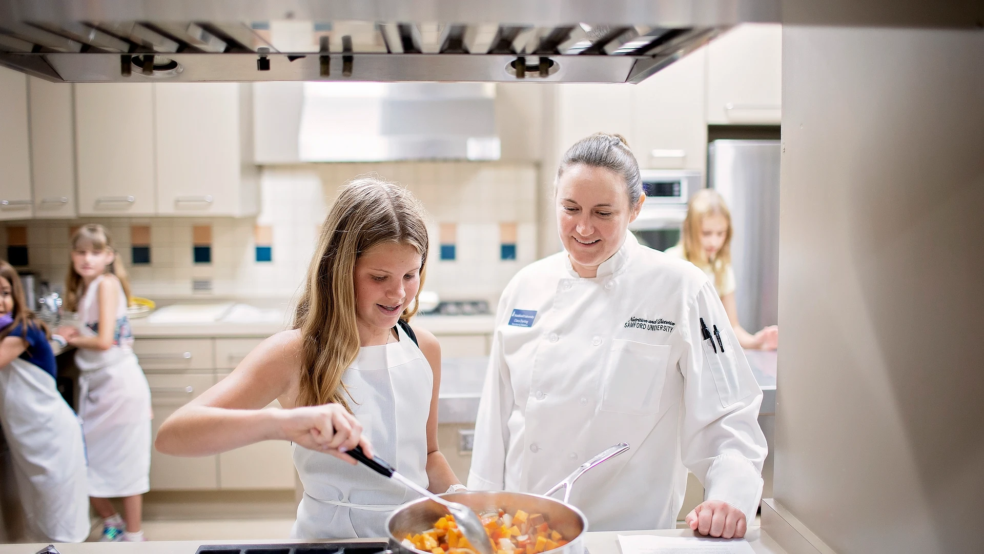 Wellness Ktichen Teahcer Teaching Student To Cook