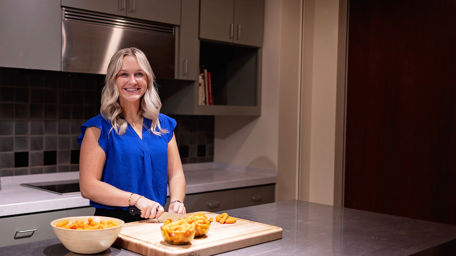 female-dietetics-student-kitchen.webp