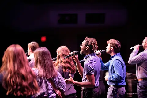 Teenagers leading worship DR10252022152